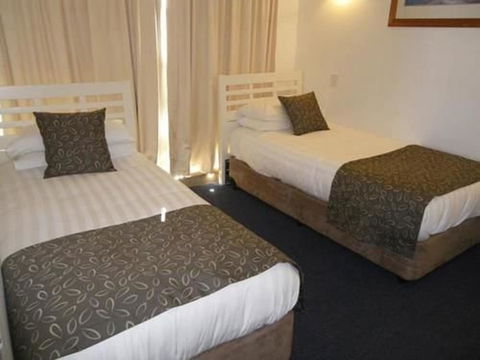 Pacific Surf - Sydneys Hotel 3