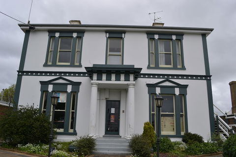 Portland Holiday Village - Sydneys Hotel 0
