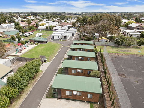 Portland Holiday Village - Sydneys Hotel 5