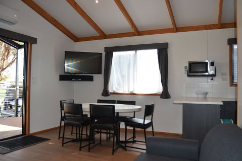 Portland Tourist Park - Sydneys Hotel 5