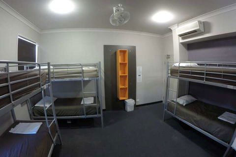 Global Backpackers - Port Douglas - Sydneys Hotel 5