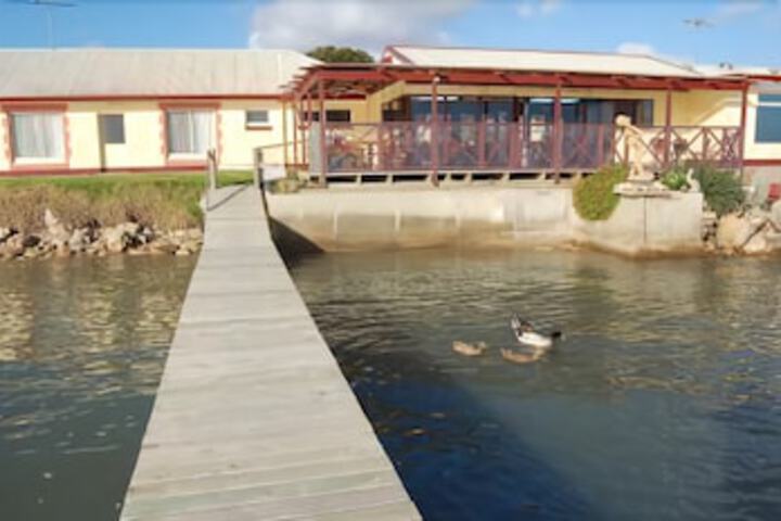 Meningie SA Sydneys Hotel