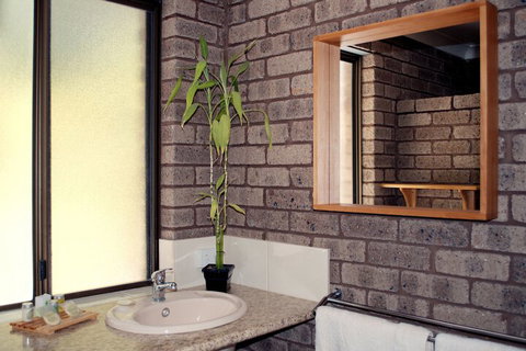 Caves Road Chalets - Sydneys Hotel 5