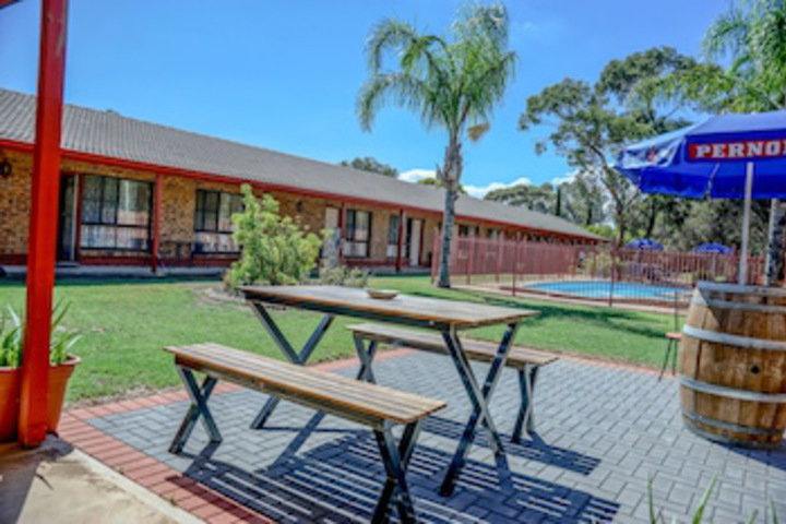 Sydneys Hotel