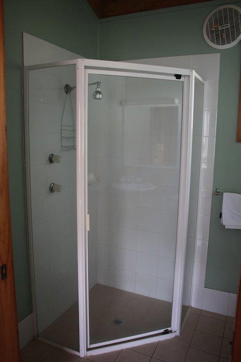 Lani's Holiday Island - Caravan Park - Sydneys Hotel 5