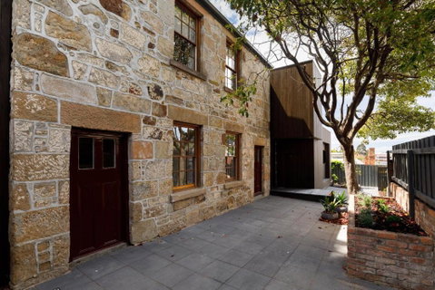 Blue Magnolia - Sydneys Hotel 1