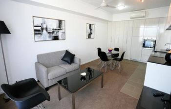 Under The Townsville Sun (694I) - Sydneys Hotel 1