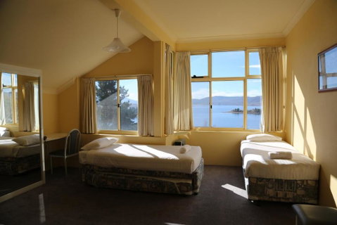 Twin Seasons 5 - Sydneys Hotel 1