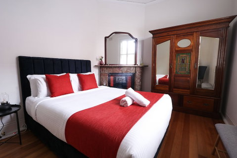 Discover The Rocks - Heritage House - Sydneys Hotel 6