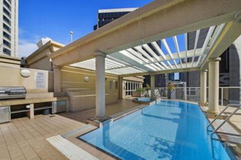 Bond 1603 - Sydneys Hotel 5