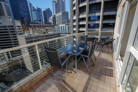 Bond 1603 - Sydneys Hotel 0