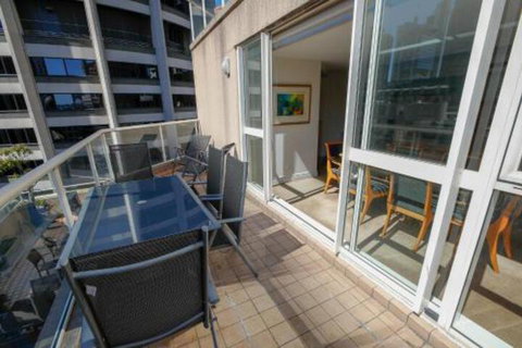 Bond 1603 - Sydneys Hotel 1