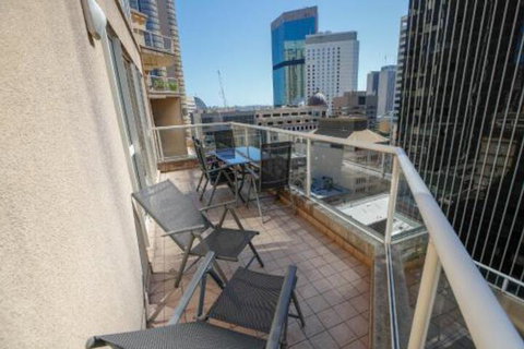 Bond 1603 - Sydneys Hotel 3