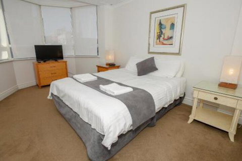 Bond 1603 - Sydneys Hotel 6