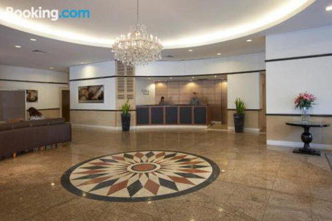 Bond 215 - Sydneys Hotel 5