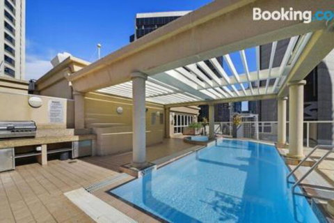Bond 215 - Sydneys Hotel 3