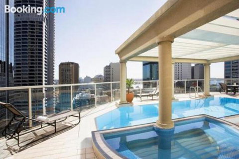Bond 215 - Sydneys Hotel 4