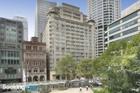 Bond 215 - Sydneys Hotel 1