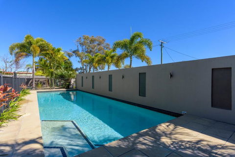 Unit 1 Rainbow Surf Modern Two Storey Townhouse With Large Shared Pool Close To Beach & Shop - Sydneys Hotel 4