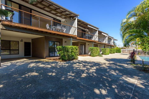 Unit 1 Rainbow Surf Modern Two Storey Townhouse With Large Shared Pool Close To Beach & Shop - Sydneys Hotel 3