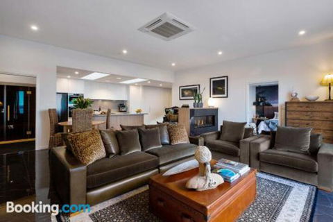 Tinderbox Retreat - Sydneys Hotel 6