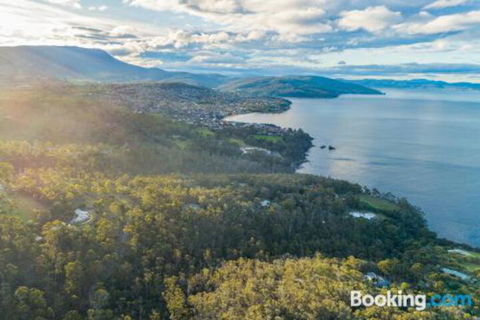 Tinderbox Retreat - Sydneys Hotel 0