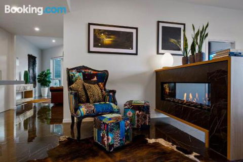 Tinderbox Retreat - Sydneys Hotel 1