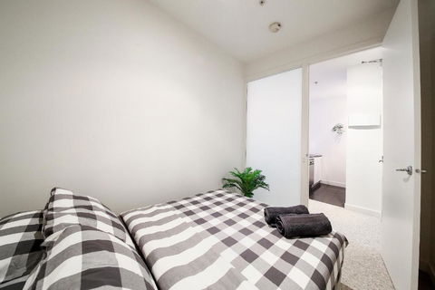 A Spacious & Central 2BR Apt Near Flinders Station - Sydneys Hotel 1