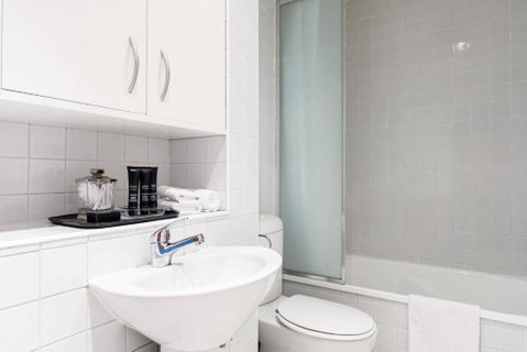 LUCY Stylish City Vibe & Views - Sydneys Hotel 4