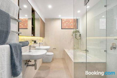 Luxe 101 At Martha Cove Waterfront Luxury On The Marina Walk To Beach - Sydneys Hotel 3
