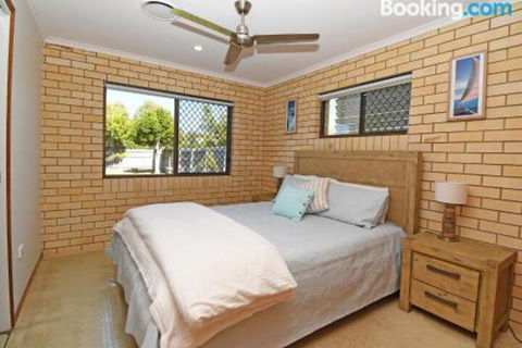 Urangan Harbour Bungalow - Sydneys Hotel 1