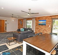Urangan Harbour Bungalow - Sydneys Hotel