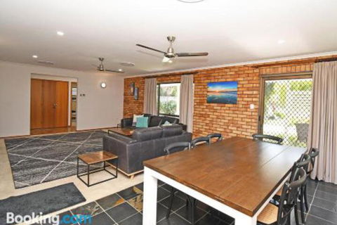 Urangan Harbour Bungalow - Sydneys Hotel 0