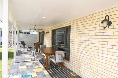 Urangan Harbour Bungalow - Sydneys Hotel 2