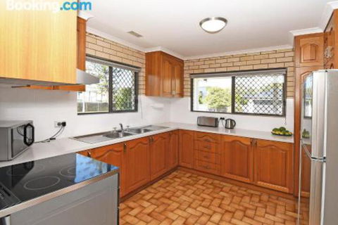 Urangan Harbour Bungalow - Sydneys Hotel 3