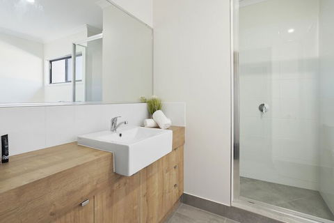 WHITSUNDAY Spacious & Comfortable Moments From Picturesque Boardwalk - Sydneys Hotel 3