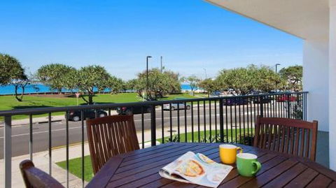 Kings Beach Ocean Front Views Private Balcony Overlooking Kings Beach - Sydneys Hotel 0