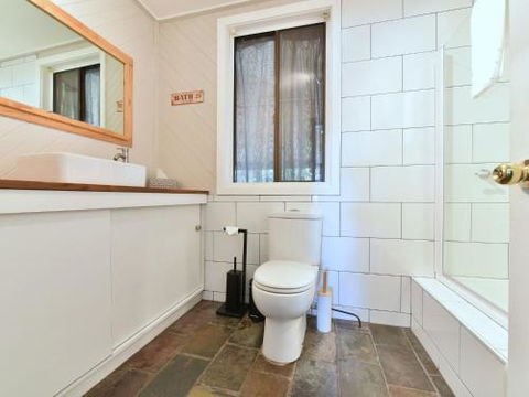 Soldiers Cottage Picturebook Vineyard Home - Sydneys Hotel 3