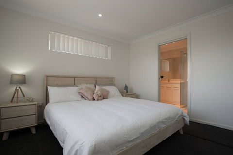Underwood Road 62 - Sydneys Hotel 4