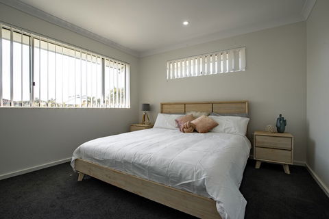 Underwood Road 62 - Sydneys Hotel 6