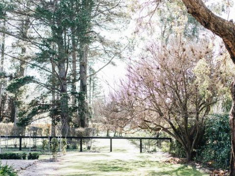 KIRRIEMUIR Burradoo Southern Highlands 4pm Check Out Sunday - Sydneys Hotel 1