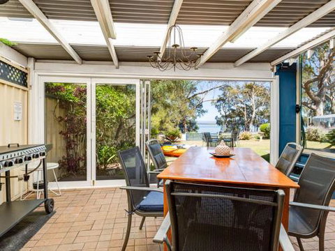 SORRENTO LAKESIDE Sanctuary Point 4pm Check Out Sundays - Sydneys Hotel 2