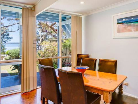 SORRENTO LAKESIDE Sanctuary Point 4pm Check Out Sundays - Sydneys Hotel 3