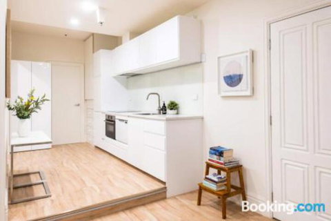 Flinders Lane Melbourne Apartment By Ready Set Host - Sydneys Hotel 2