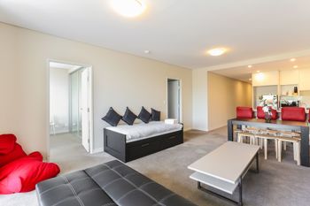 Spacious Apartment At Waitara - Sydneys Hotel 6