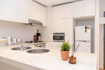 Melbourne City Apartment With Parking - Sydneys Hotel 4