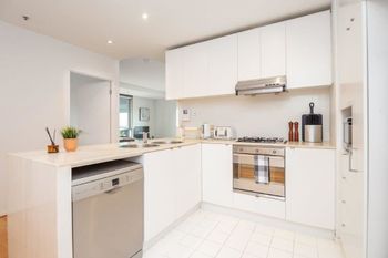 Melbourne City Apartment With Parking - Sydneys Hotel 3