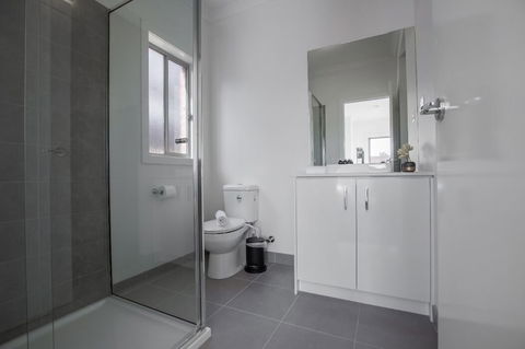 Big Family Fun@ 4 Bedrooms House In Point Cook - Sydneys Hotel 4