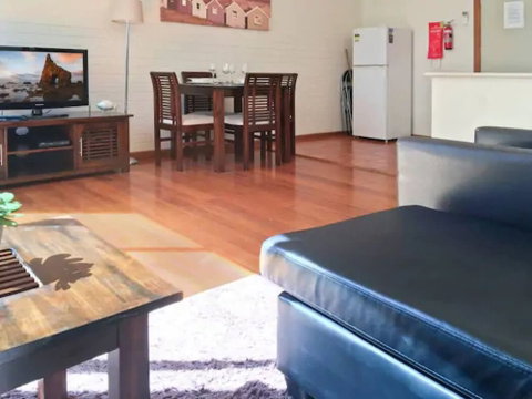 Sun, Beach, Shops, Wifi, Netflix - Sydneys Hotel 6