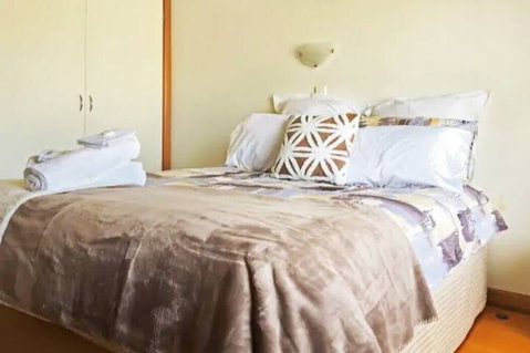 Rye Sleeps 10, Great Weekender - Sydneys Hotel 4